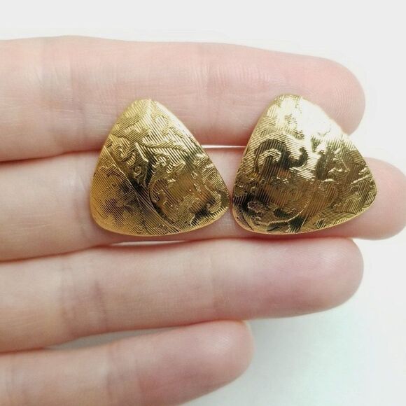 Vintage Gold Tone Triangle Shape Stud Earrings, Retro Swirling Design, Estate - Picture 2 of 6